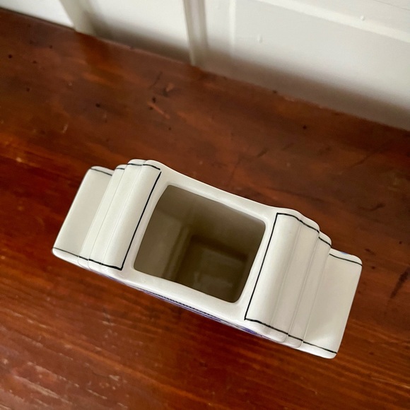 Retired Molly Hatch for Anthropologie “Make Do” Vase Urn Blue and White - Picture 4 of 6